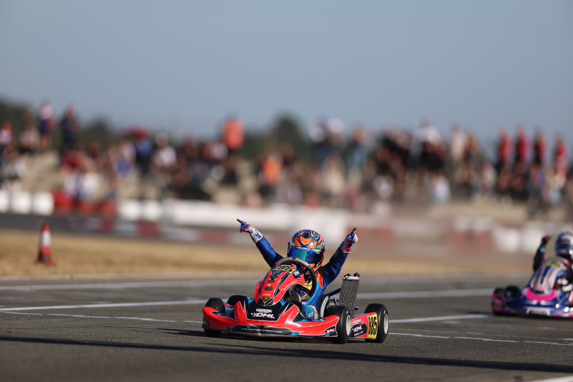Daniel Miron celebra en su kart con los brazos en alto