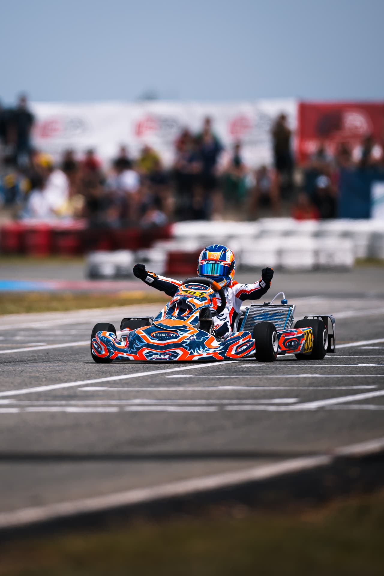 Daniel Miron celebra en su kart al terminar la carrera en Valencia