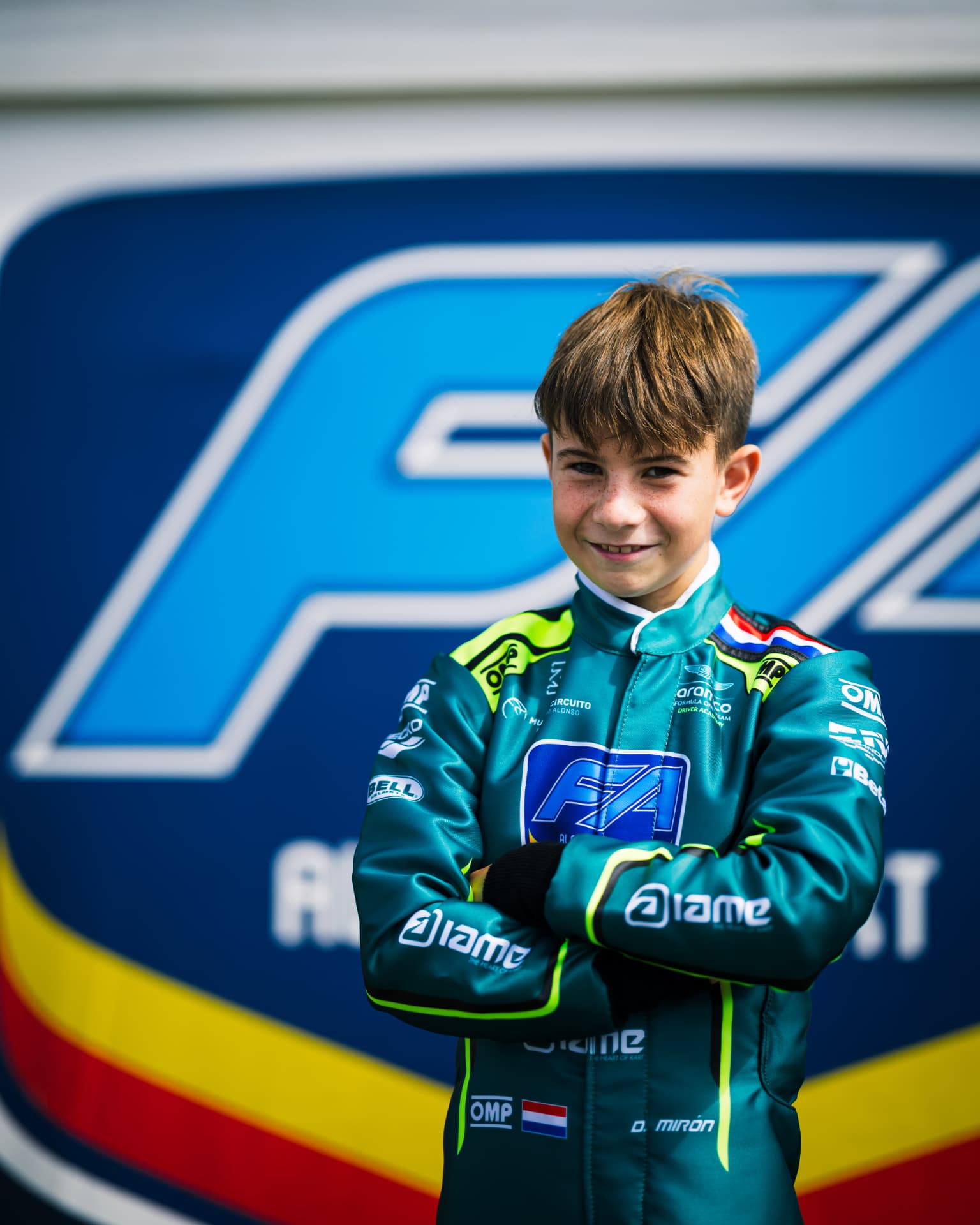 Retrato de Daniel Miron con el mono del programa FA Alonso Kart
