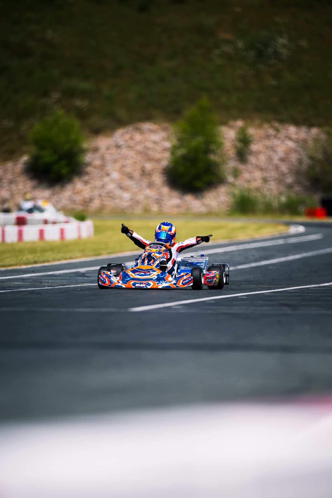 Daniel Miron celebra la victoria en pista con su kart en Mülsen