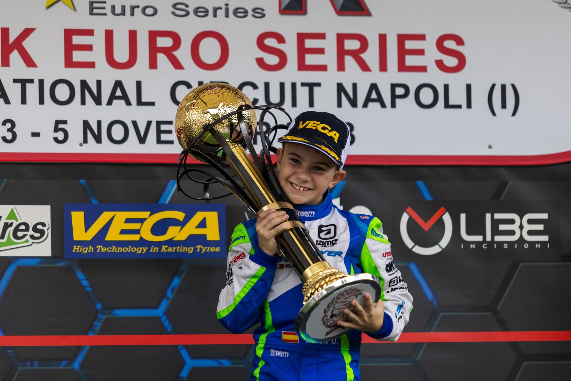 Daniel Miron en el podio de la WSK Euro Series de Sarno con el trofeo de campeón