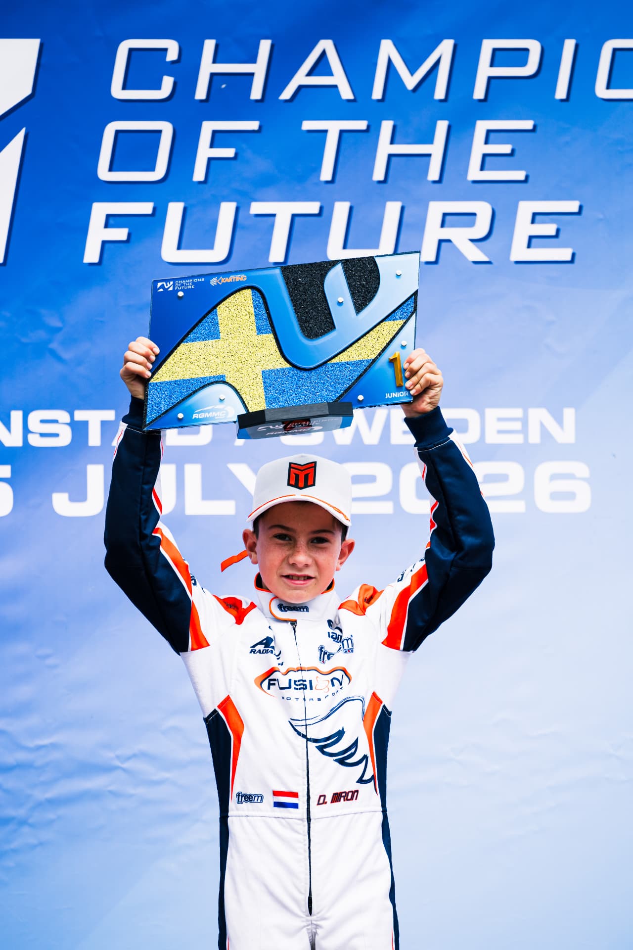 Daniel Miron levanta un trofeo con forma de placa de circuito