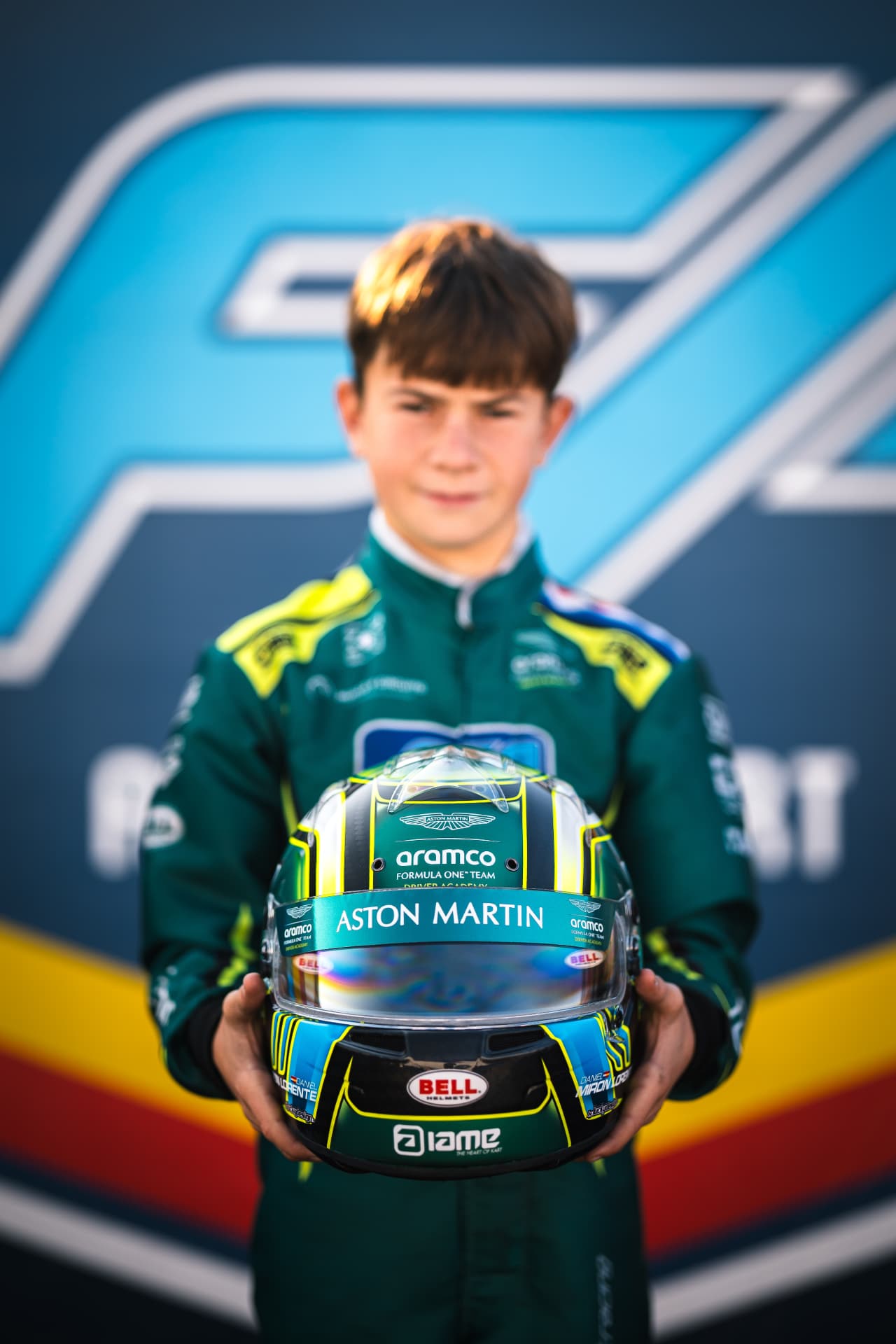 Daniel Miron sostiene su casco Aston Martin Aramco