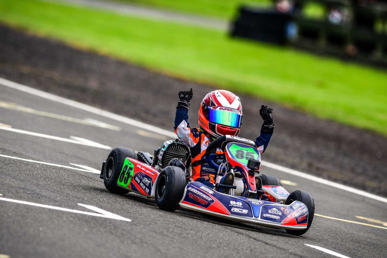 Daniel Miron celebra en el kart en pista mojada
