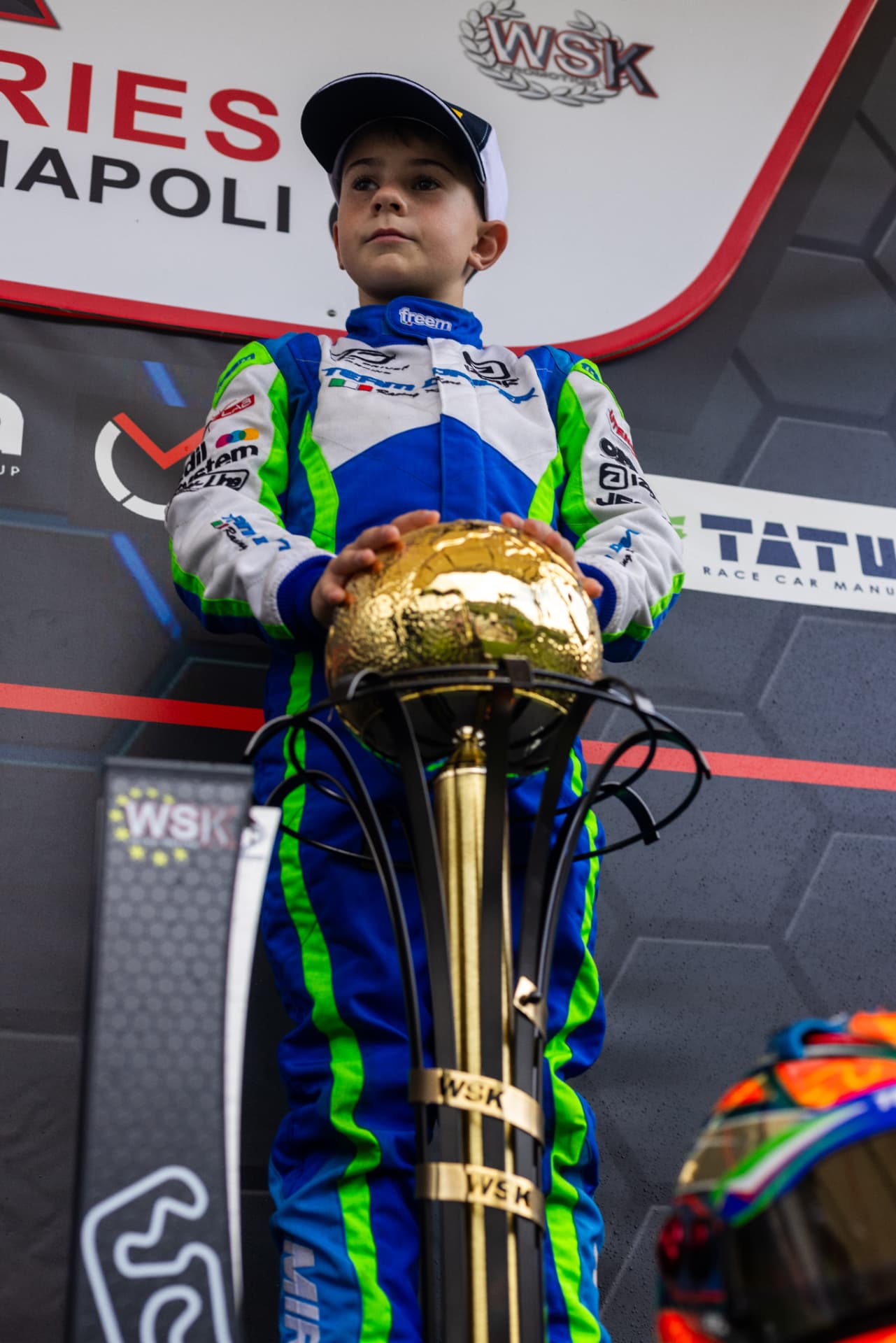 Daniel Miron sostiene el trofeo dorado de la WSK Euro Series de Sarno