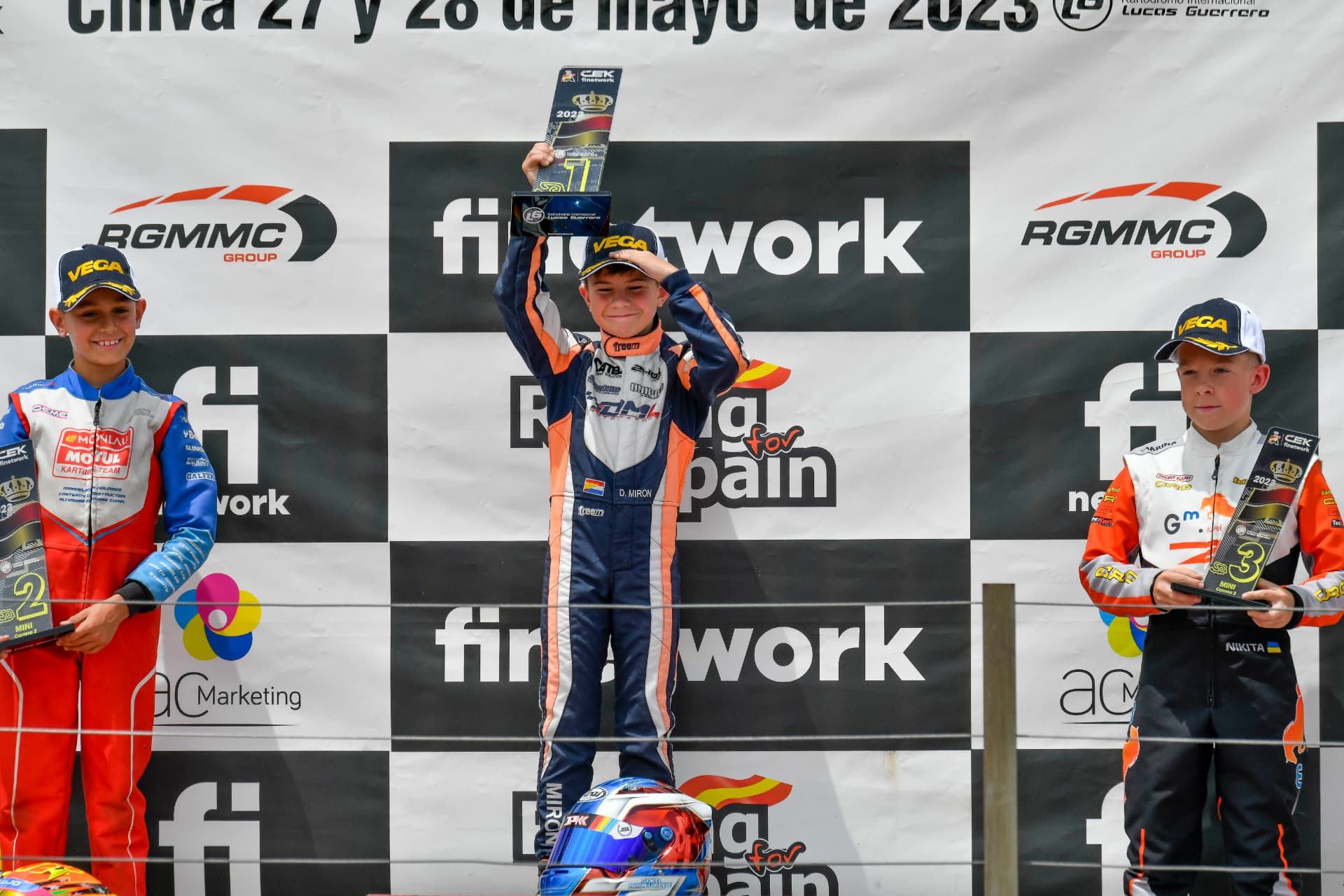 Daniel Miron levanta el trofeo en el podio de Chiva