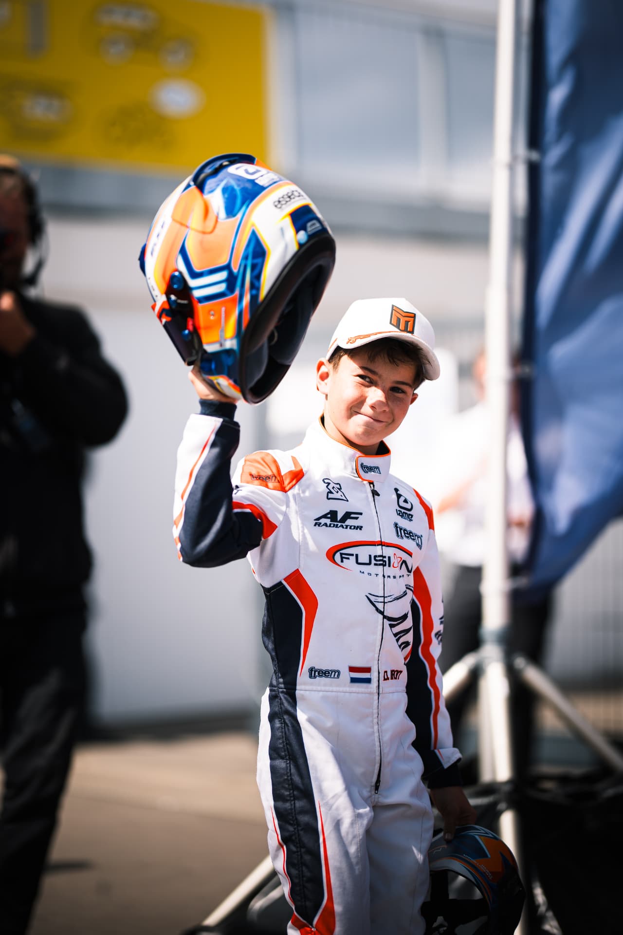 Daniel Miron con el casco bajo el brazo tras la carrera de Mülsen