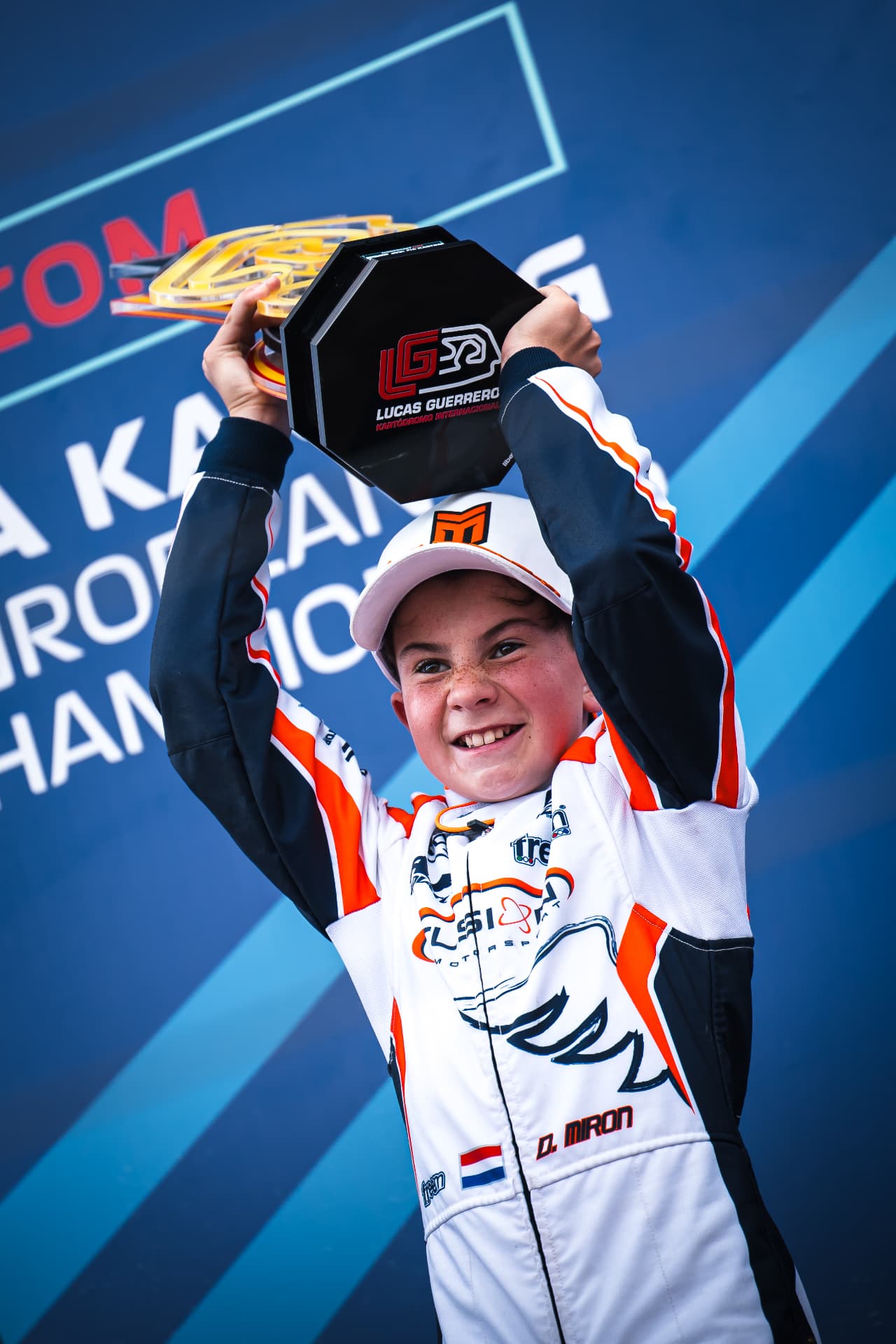 Daniel Miron levanta el trofeo en el podio de Valencia