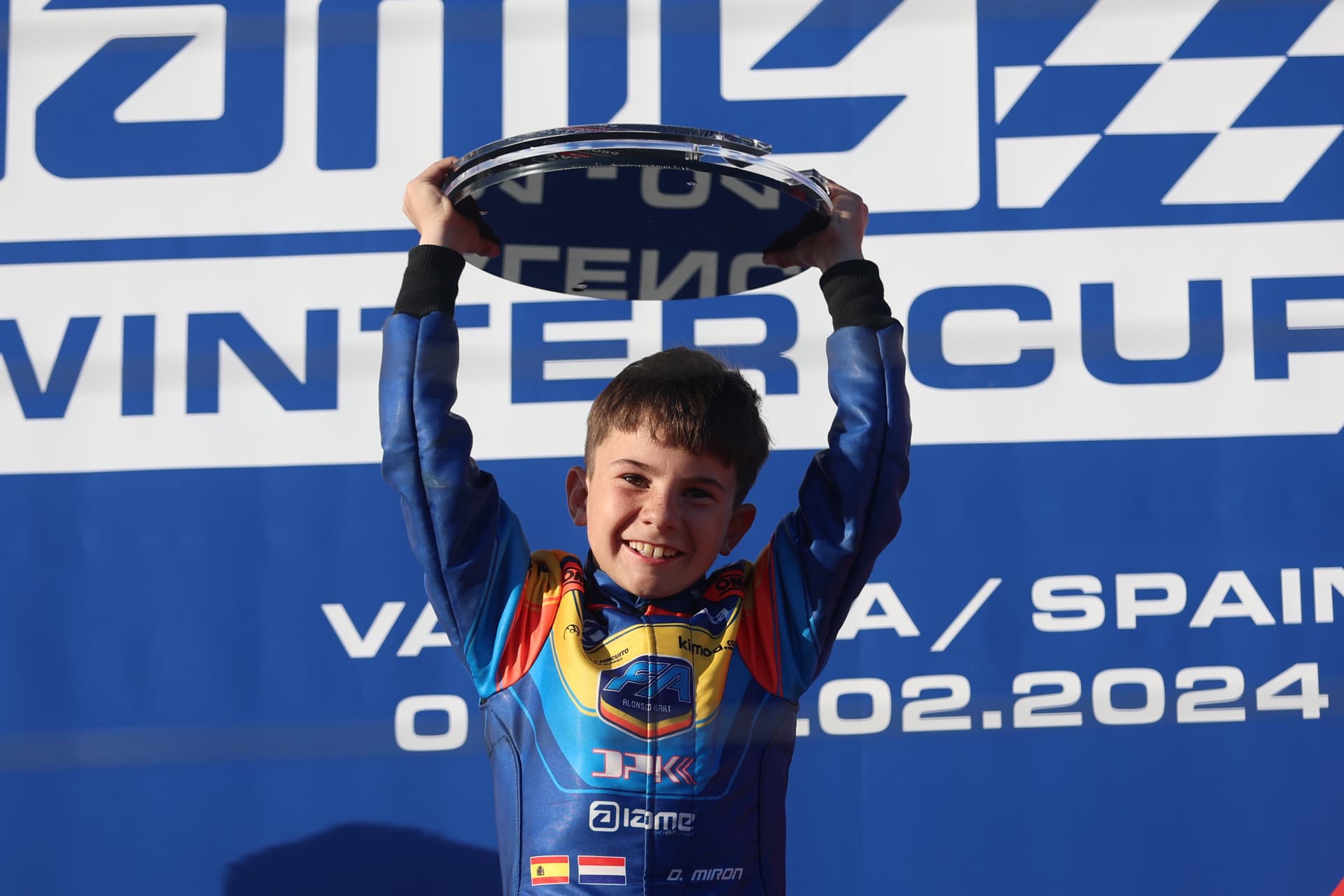 Daniel Miron levanta una placa de trofeo sobre su cabeza